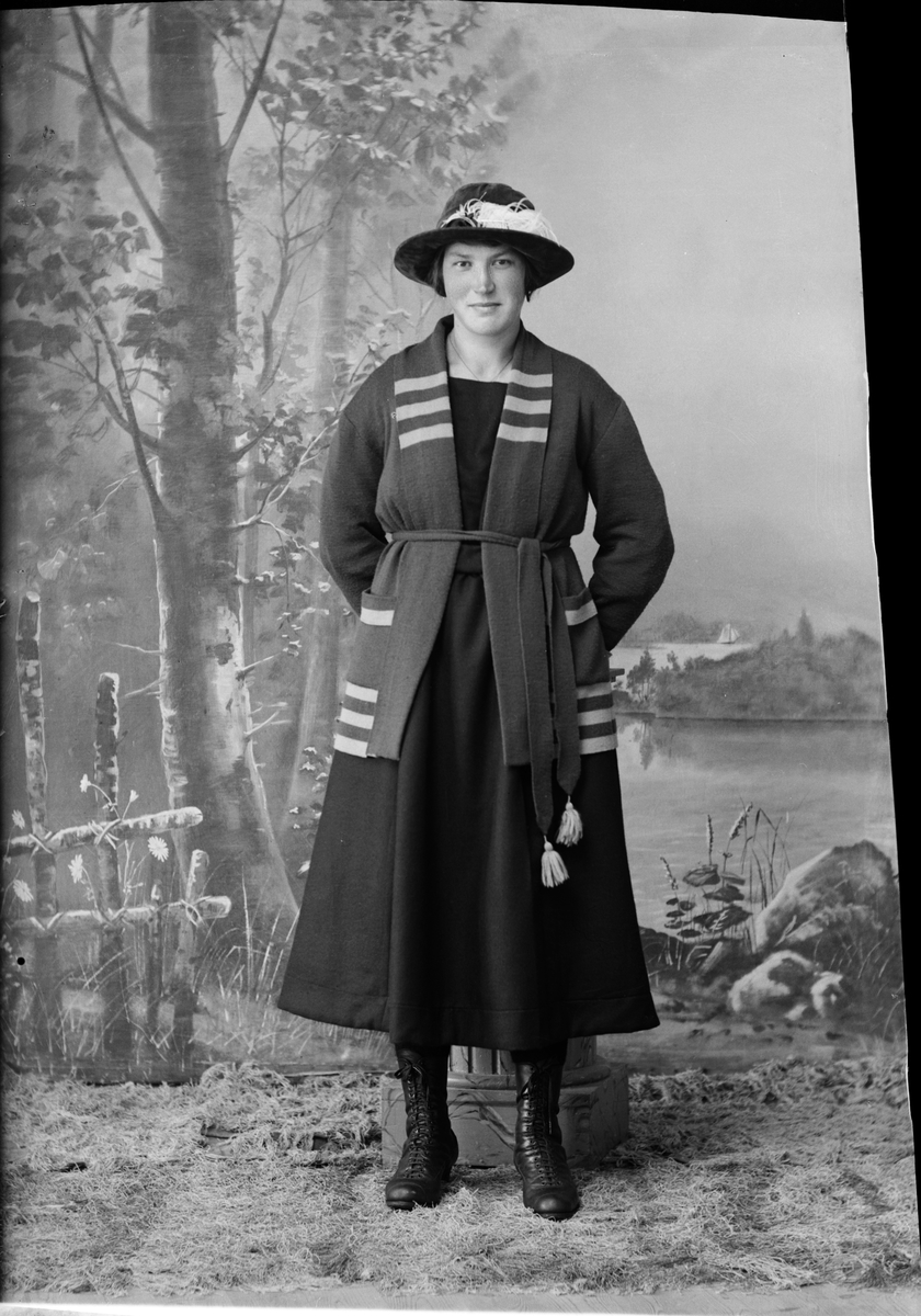 Skötsner-Edhlund, Ateljé Portrait - Elma Jansson from Ovanby, Ekeby parish, Uppland 1922