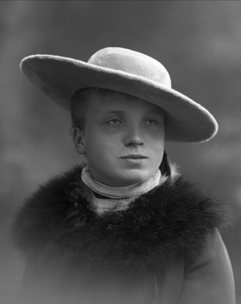 Gustav Borgen, Portrett med hatt av Elise Blich født Cappelen fra 1916.