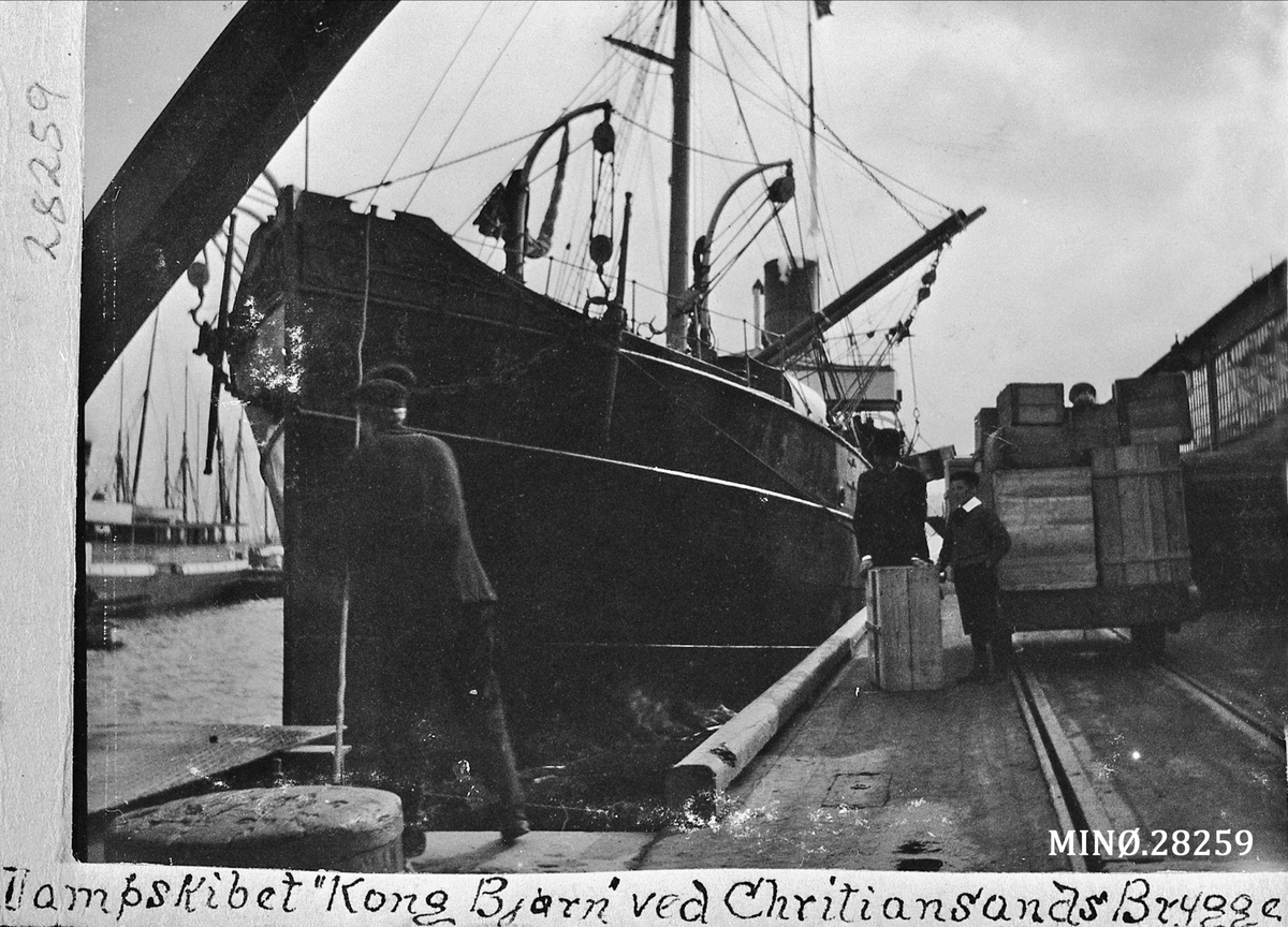Rugsveen, Johan, Undseth, Dampskibet "Kong Bjørn" ved Christiansands brygge
