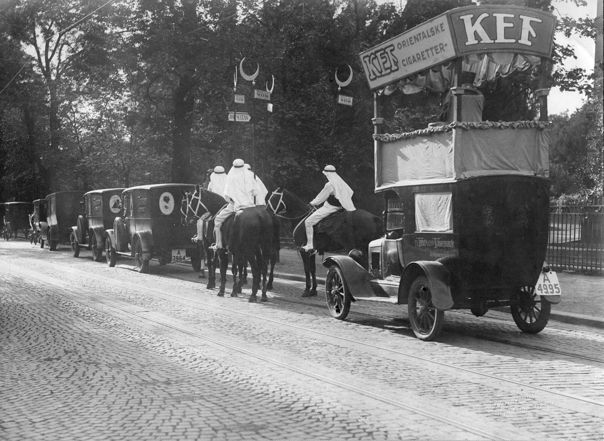 Narve Skarpmoen, Biler og hester i et reklameopptog høsten 1926 med flere utkledde menn. Reklame for Kef og Sultan sigaretter.