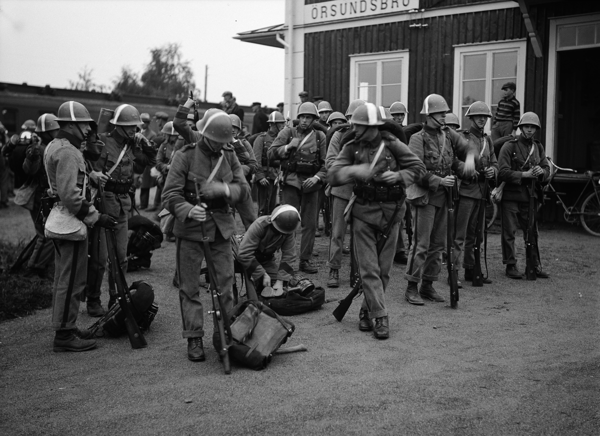 Paul Sandberg, Militärer har kommit med tåg till järnvägsstationen i Örsundsbro, Uppland 1937
