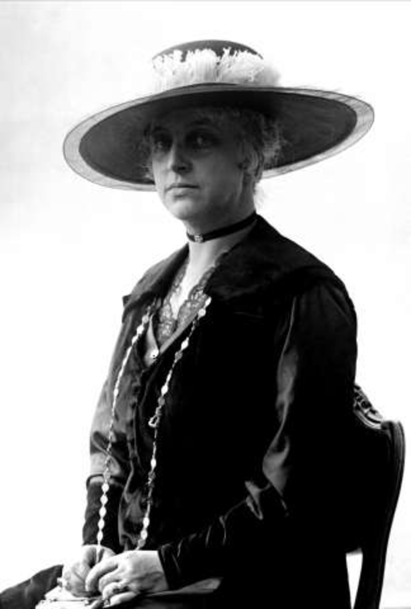 Gustav Borgen, Portrett, kvinne i mørk drakt og bredbremmet hatt. Fru Obstfelder.