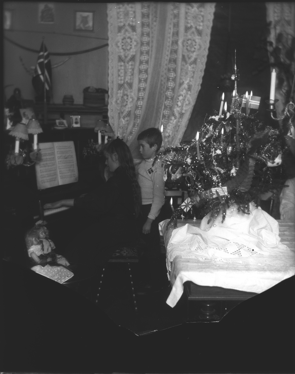 Anders Beer Wilse, Prot: Julesalmen synges for dukkene Maia 27/12 1908
