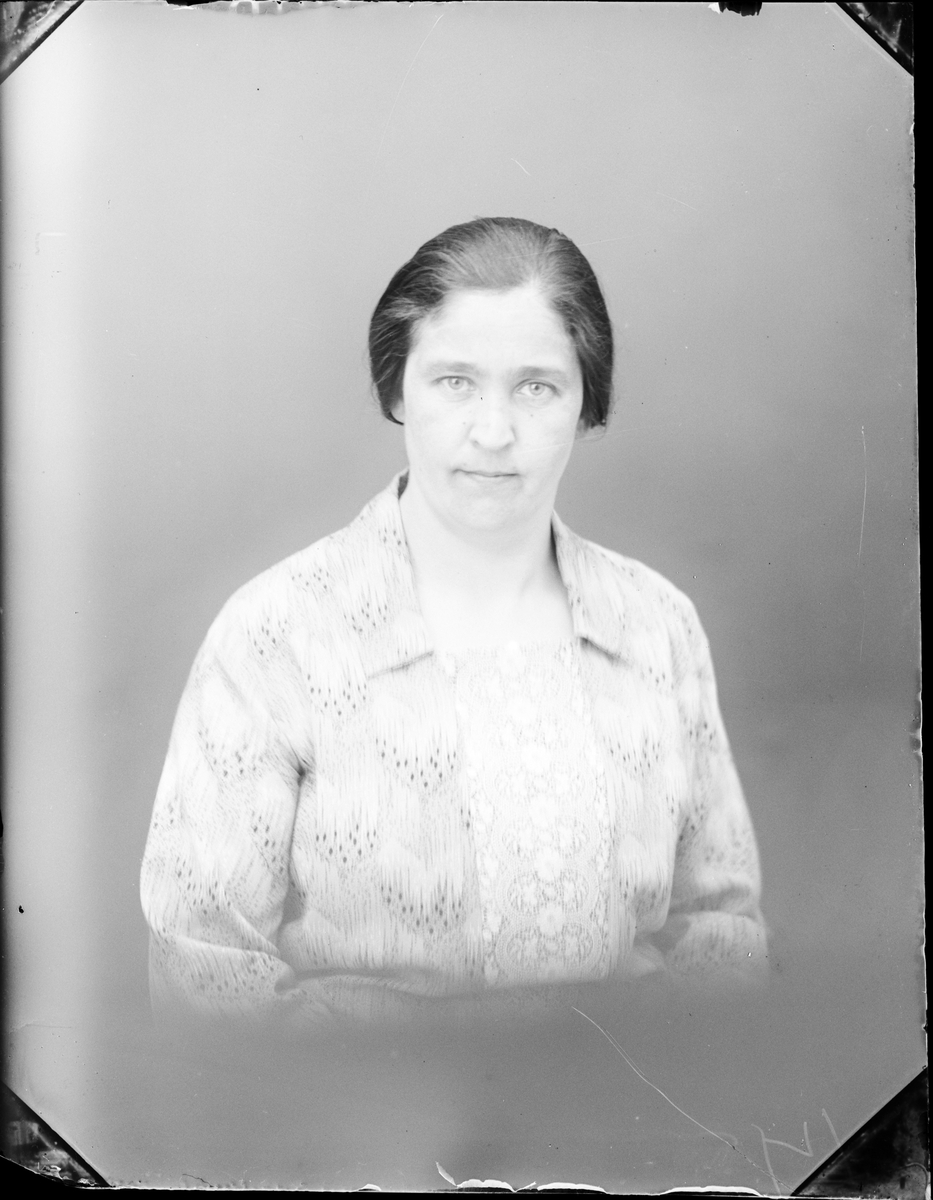 Skötsner-Edhlund, Ateljéporträtt - kvinna, Östhammar, Uppland