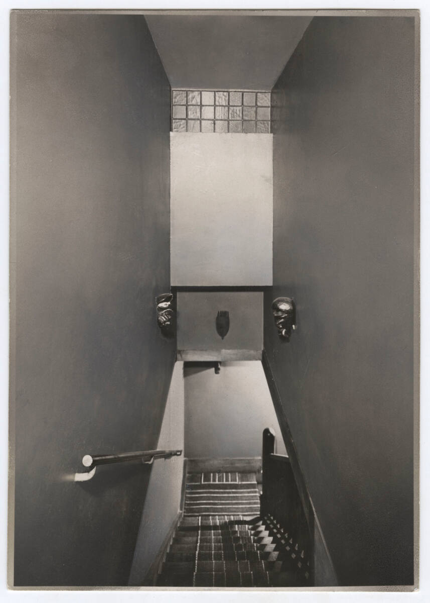 Anonym, Haus Tristan Tzara, Paris XVIII, 15, Avenue Junot, Frankreich, Stiegenaufgang von der Eingangshalle