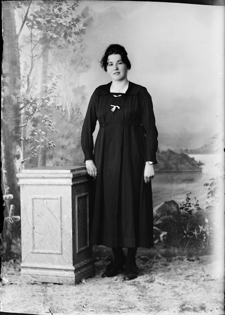 Skötsner-Edhlund, Ateljéporträtt - Hanna Forselius från Öregrund, Uppland