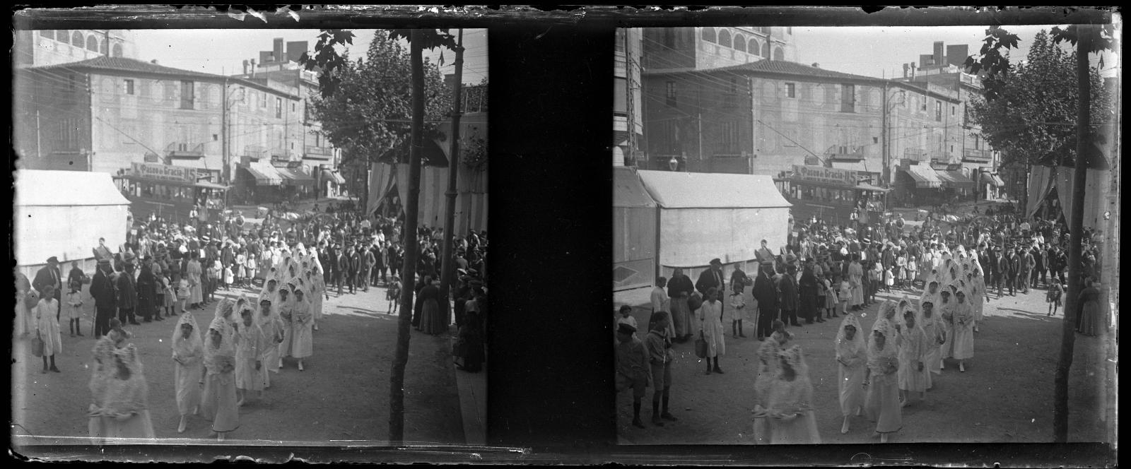 Desconegut, [Festa religiosa a la plaça Major de Sarrià]