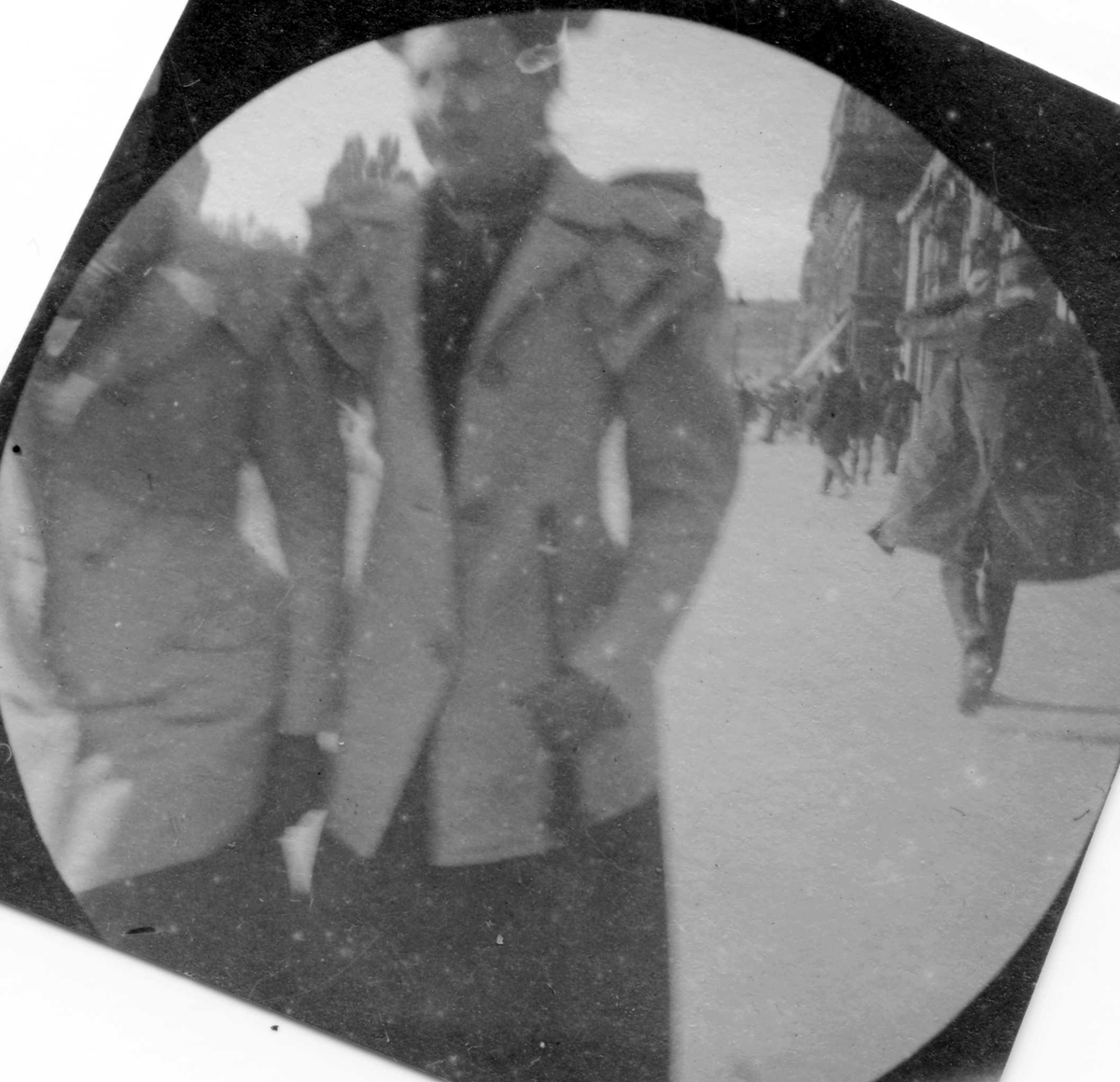 Fredrik Carl Mülertz Størmer, Mennesker i bygate med to kvinner fremst i bildet.