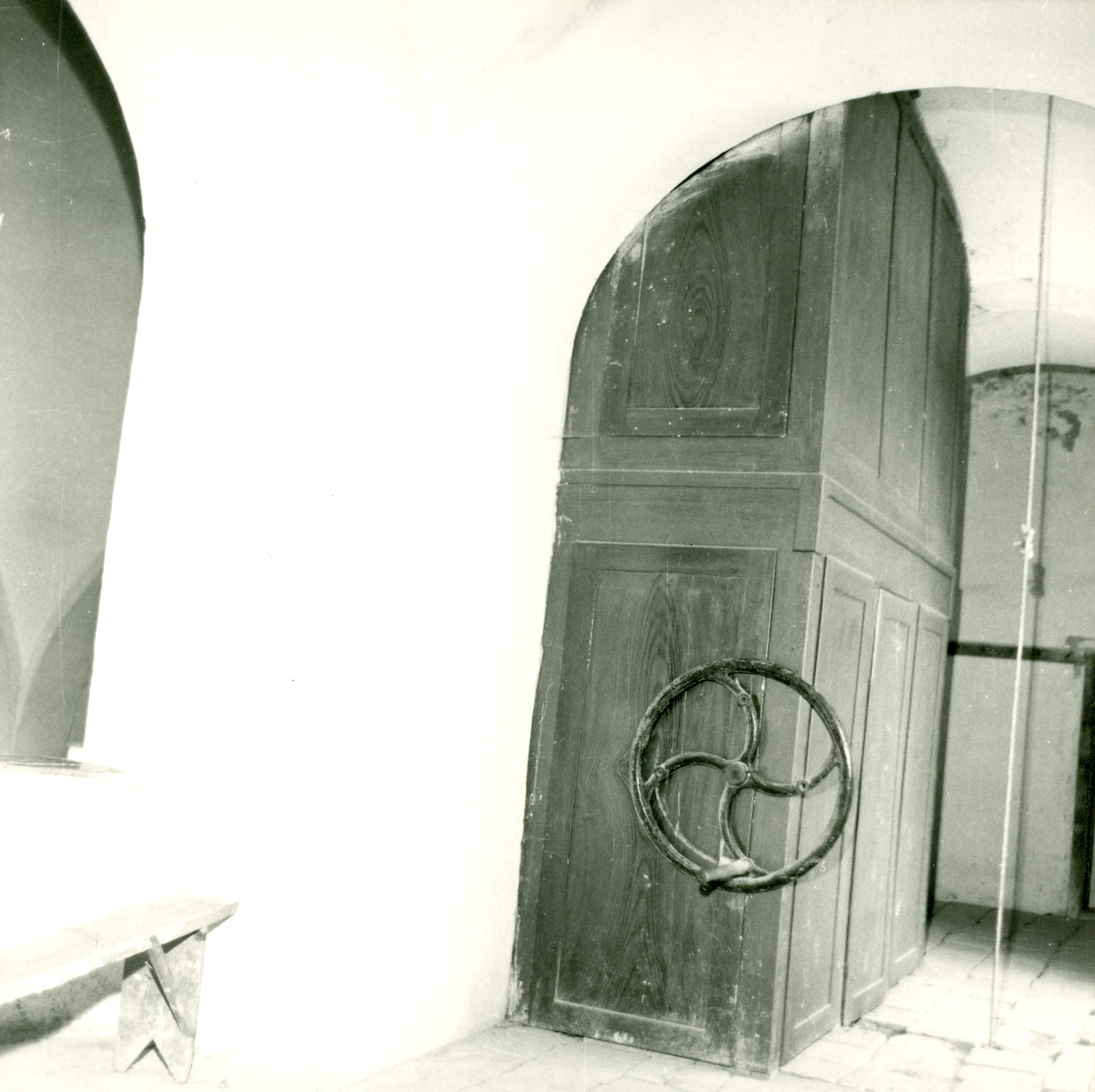 Nino Vranić, Draž (Beli Manastir) - Župna crkva svete Barbare djevice i mučenice - Pogled na sanduk s mijehom. S vanjske strane kotač za pumpanje mijeha