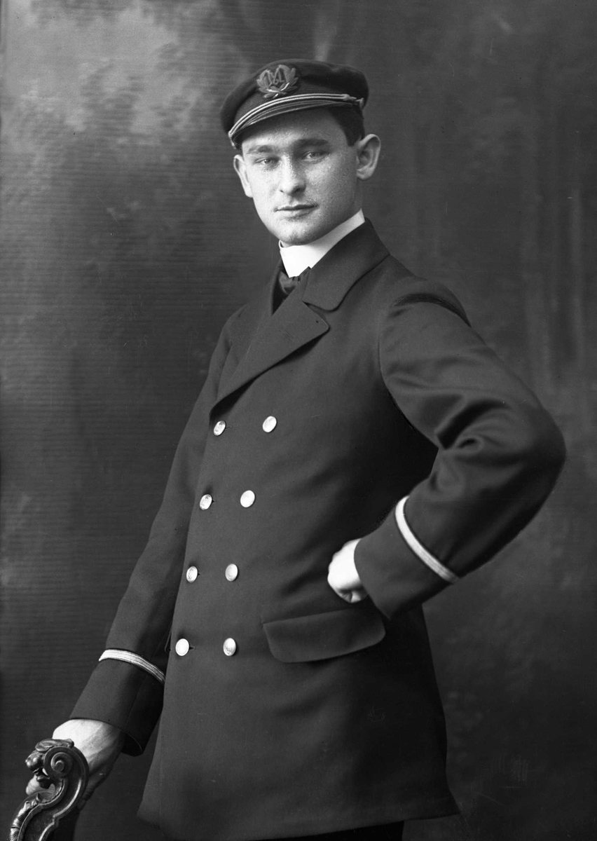 Gustav Borgen, Portrett, ukjent mann i uniform.