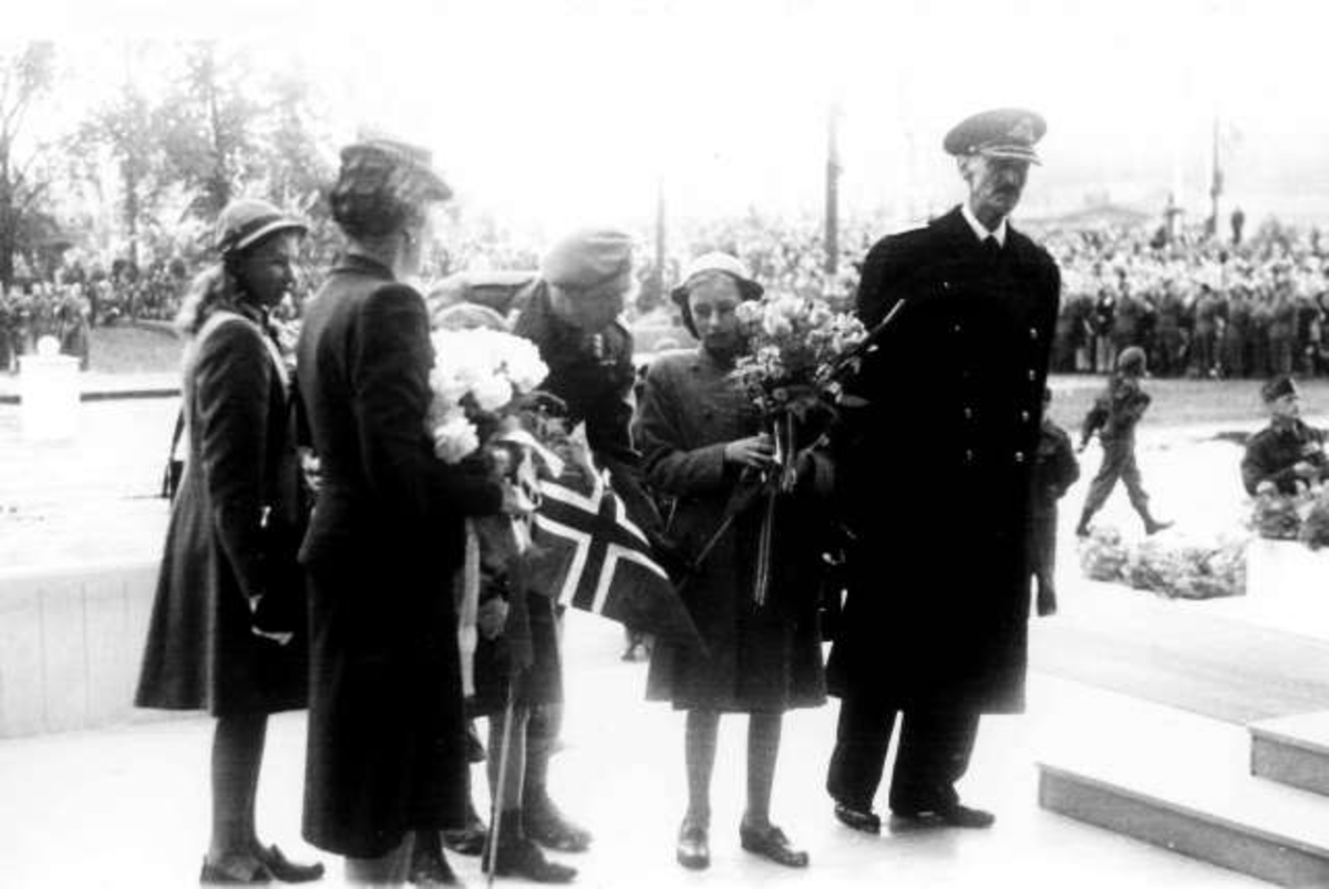 Anders Beer Wilse, Fra Oslo under fredssdagene i 1945. 7.juni Kongen kommer tilbake. HFra Oslo under fredssdagene i 1945. 7.juni Kongen kommer tilbake. Kongefamilien på tribunen foran Rådhuset