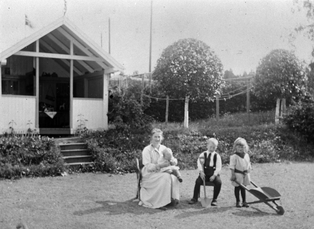 Anno Domkirkeodden, GR: 4, MOR M/3 BARN, FAMILIEN TORP, HAGE, TRILLEBÅR LEKE, HASSELBAKKEN, KLEVFOS. ÅDALSBRUK, INDUSTRIMUSEUM. Løten.