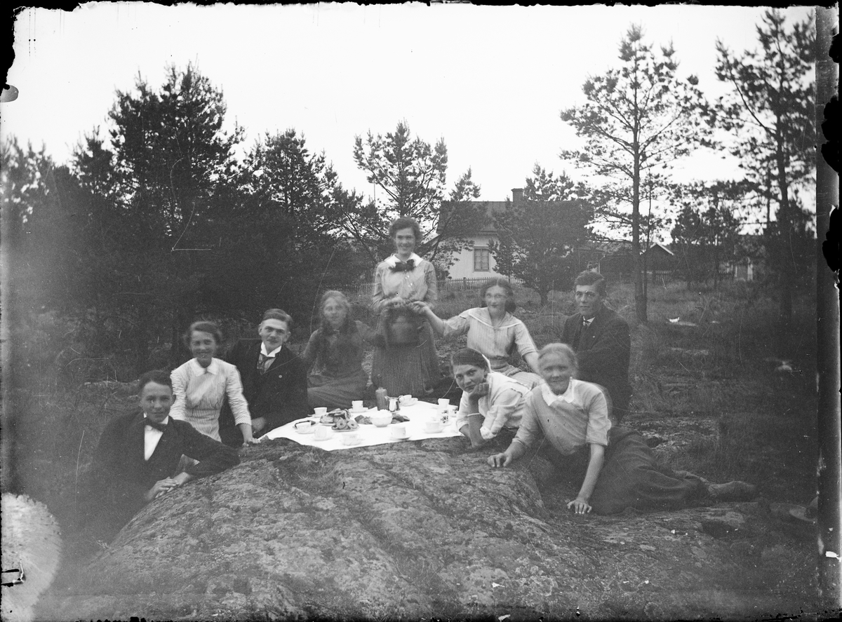 Skötsner-Edhlund, Men and women have coffee break on the stone, Östhammar, Uppland