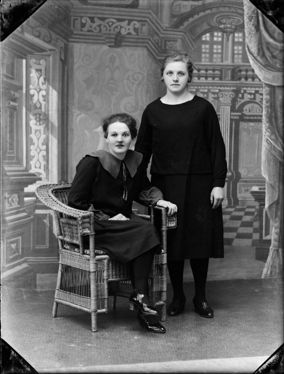 Skötsner-Edhlund, Ateljéporträtt - Nanny Malmsten och Hanna Jansson från Elvisjö, Börstil socken, Uppland 1927