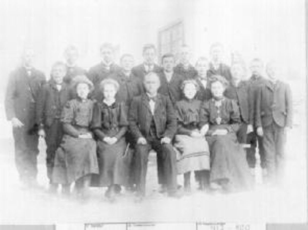 Anno Domkirkeodden, Gruppe elever fra fortsettelseskole. Tatt i Åsen, Helgøya. Foran fra venstre er Pauline Larsen, Olga Olsen, lærer Sanar, Katrine Larsen, Hagen, Trine Garaas f.1890 (Larsen). Bak fra venstre er Stefferud, Thorleif Dæhlie, Thorleif, Pedersen, Mons Fjell, Mons, Thorstein Maurud, Erik Narmo f.1891, Alb…