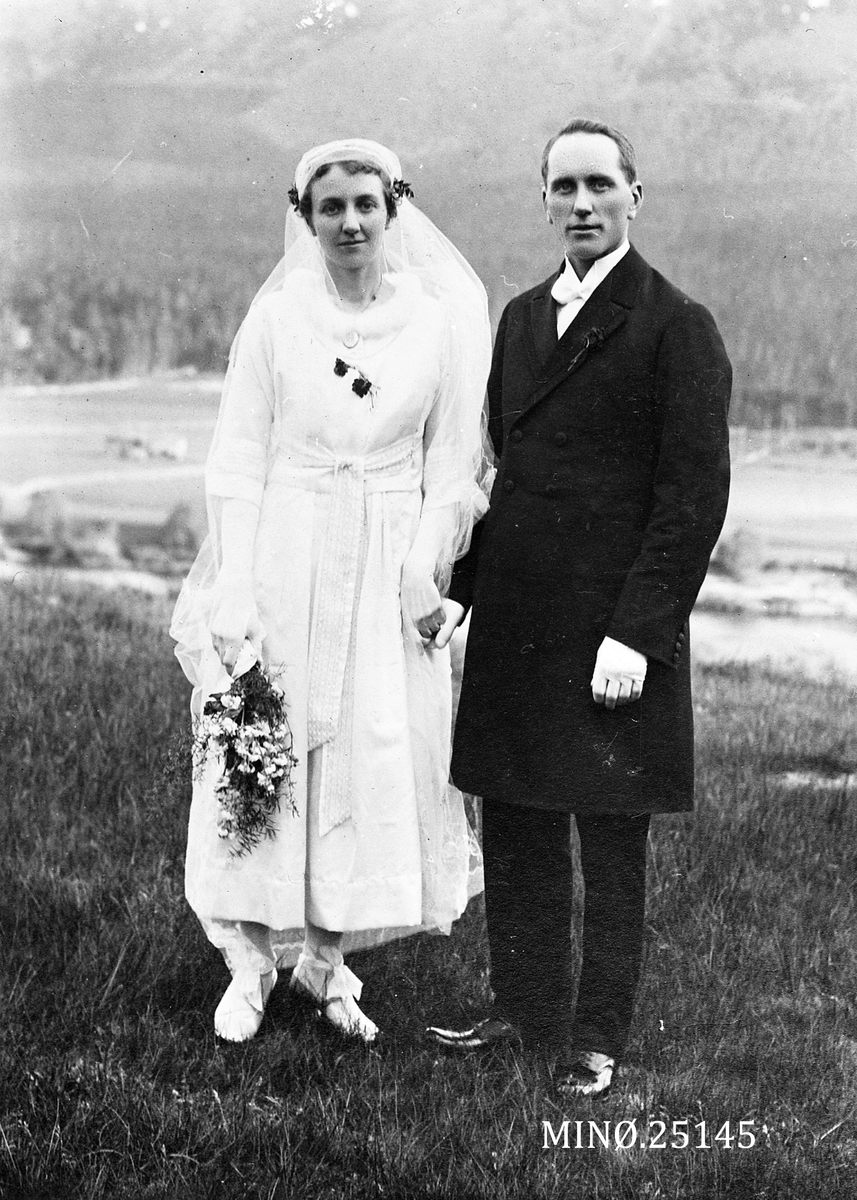 Ukjent, Brudebilde- Olaf Kveberg, Trøen (født 1891) og Marit Norsten (født 1893)