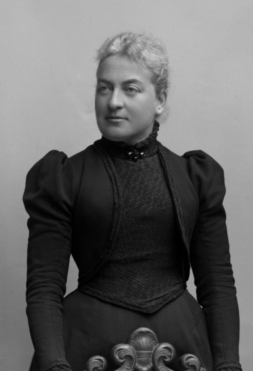 Maria Tesch, Porträtt Fotograferad i Maria Teschs ateljé som fanns i Linköping åren 1873 - 1936. Digitaliserad efter original glasnegativ som förvaras på Stiftsbiblioteket /Linköpings stadsbibliotek.