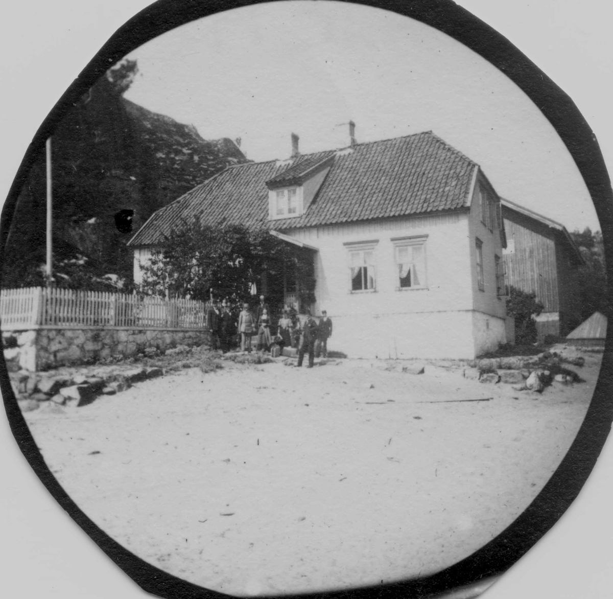 Fredrik Carl Mülertz Størmer, Fra ekskursjon med professor Blytt til Kjerringvik, Tjølling, Vestfold. Gruppe foran hus og hagegjerde.