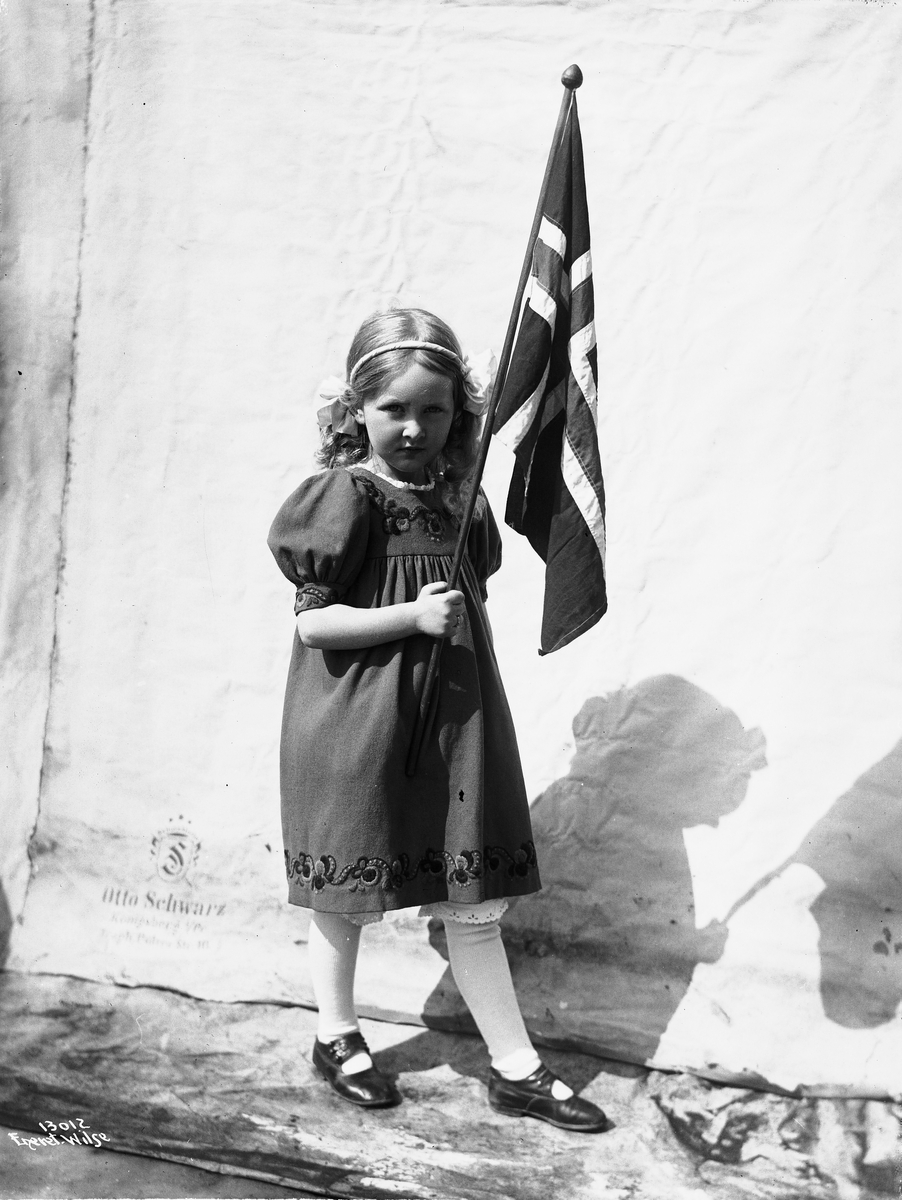 Anders Beer Wilse, Prot: 17de Mai Pike med Flag (Aase Hjelm Larsen)