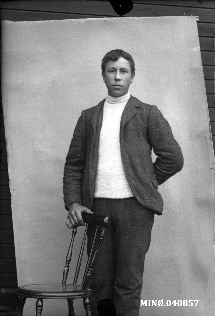 Oscar Holte, Portrett av ung mann - Emil S. Husom (født 28.2.1891)