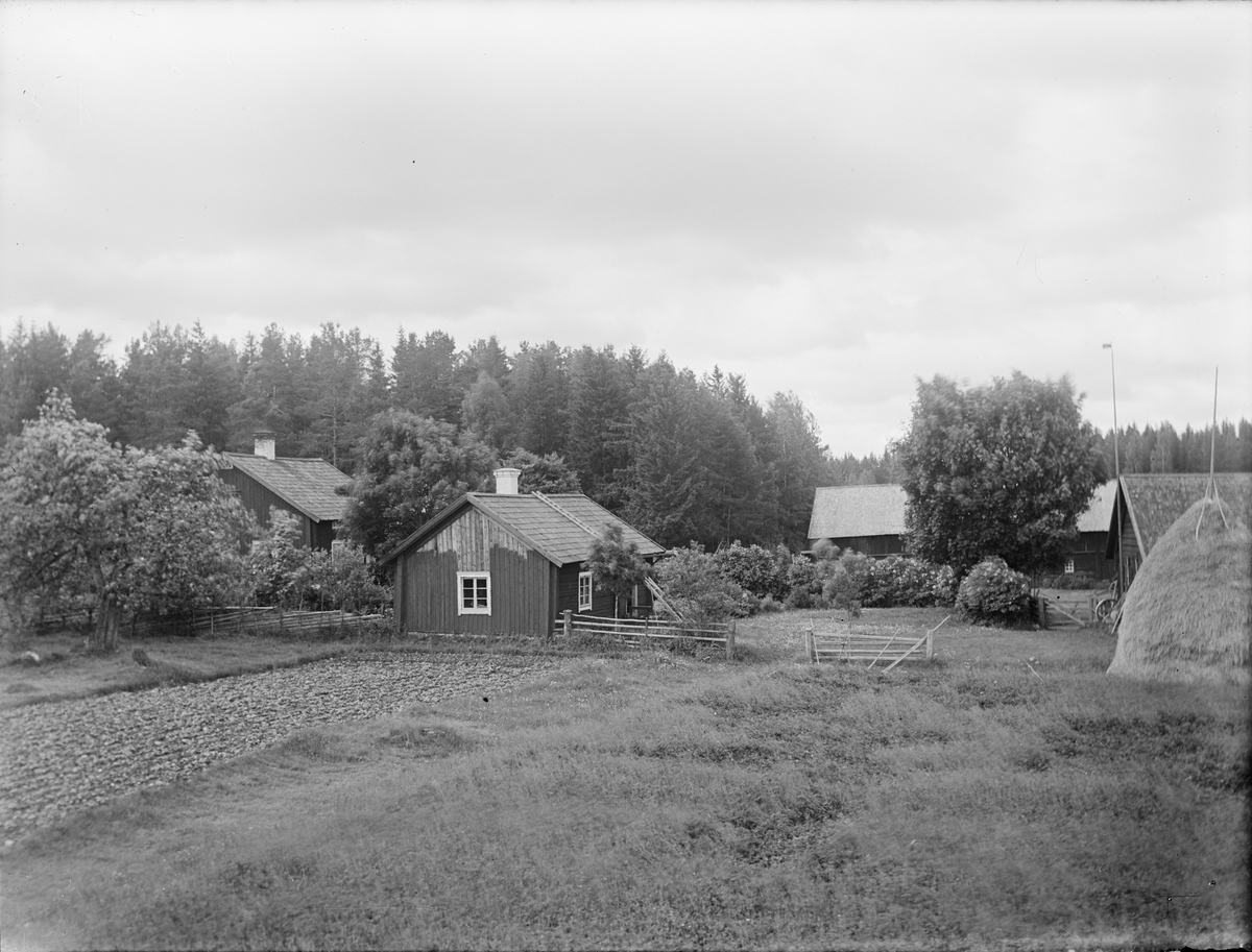 Josef Ärnström, Bostadshus, åker och halmstack