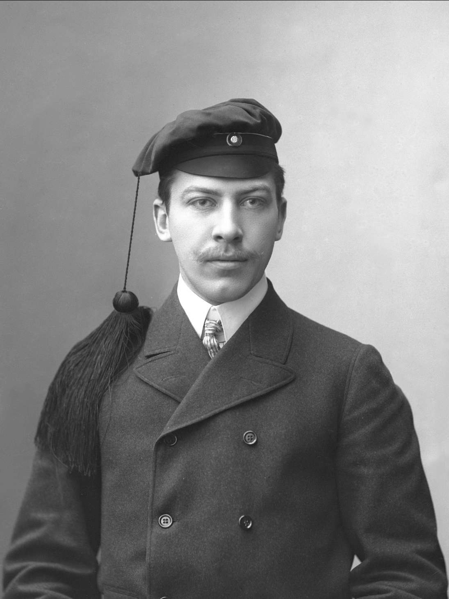Gustav Borgen, Portrett, mann med studentlue. Ole Røed Thoresen.