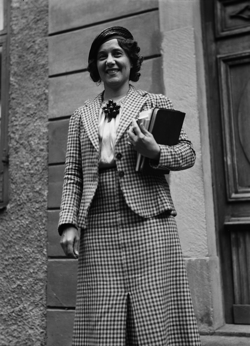 Paul Sandberg, Filosofie doktor Lillie-Ann Werner från USA, deltagare i den internationella feriekursen vid Uppsala universitet, utanför Universitetshuset