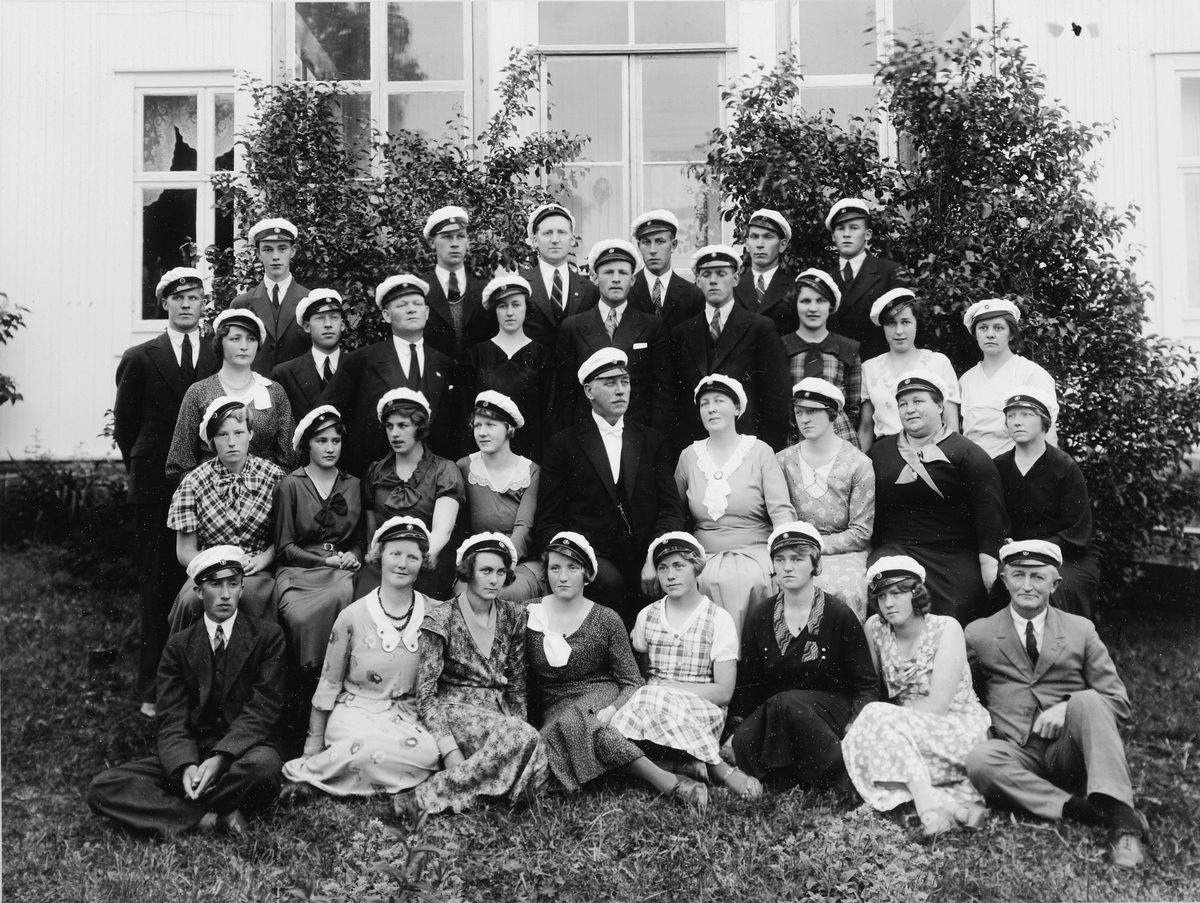 Christian Grundseth, Ottestad bl. kor. Sangkor ca. 1940. Ukjente.