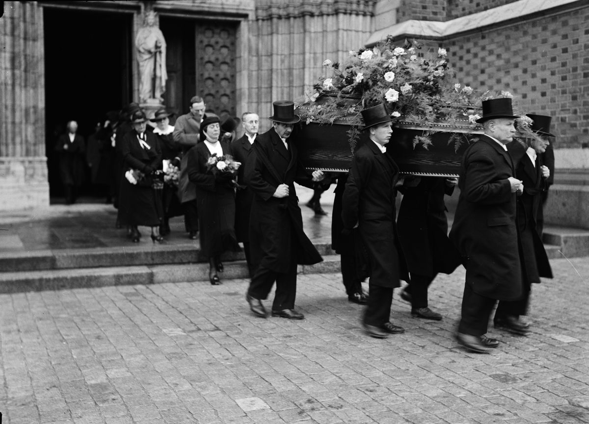 Paul Sandberg, Professor Emanuel Linderholm’s dust is borne out of Uppsala Cathedral