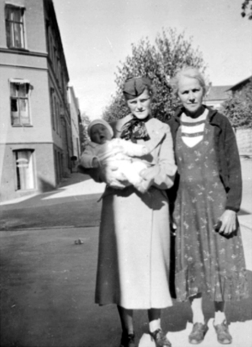 Anno Domkirkeodden, BORGHILD ANDERSEN MED SØNNEN BJØRN ANDERSEN PÅ ARMEN OG SVIGERMOR ANNA ANDERSEN I PARKGATA