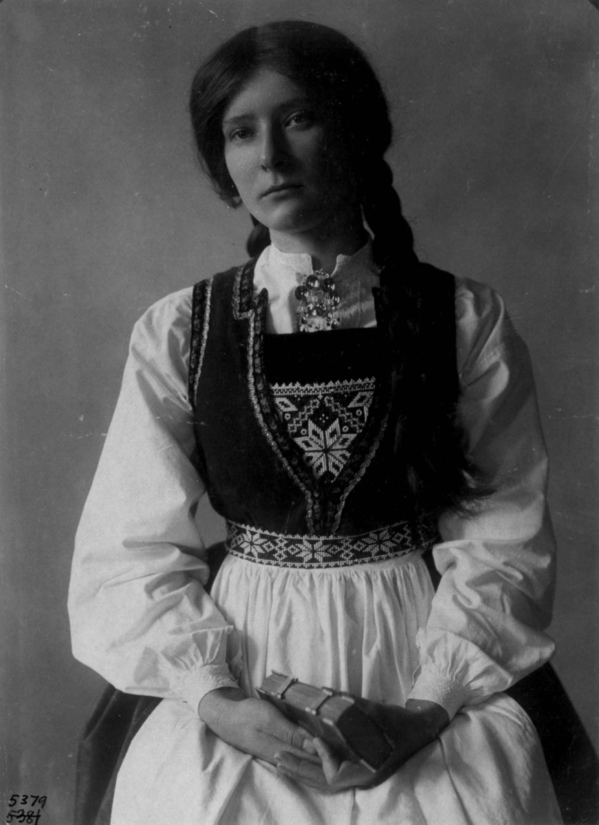 Hermann Christian Neupert, Kvinnedrakt fra Hardanger, Hordaland 1927. Kvinne med bibel i hånden.