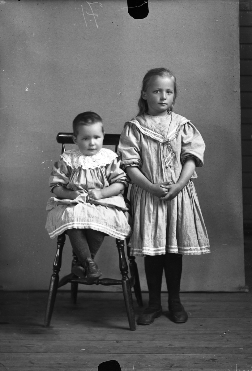 Oscar Holte, Portrett, person, klær,