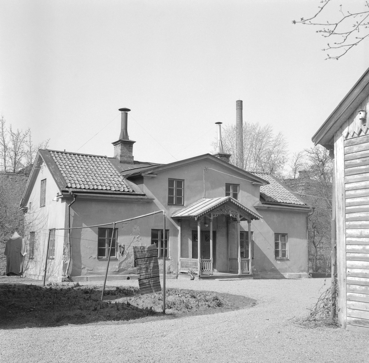 Unknown artist, Gårdshus vid Kungsgatan 17 i Linköping. Reveterat trähus i en våning med farstukvist med lövsågeri åt öster. Vindsvåning med två fönster bred frontespis. Huset ägdes 1878 av skolläraren i Sjögestad, August Palmgren. En ritning till ombyggnad detta år är signerad byggmästarna August Påhlman och Oska…