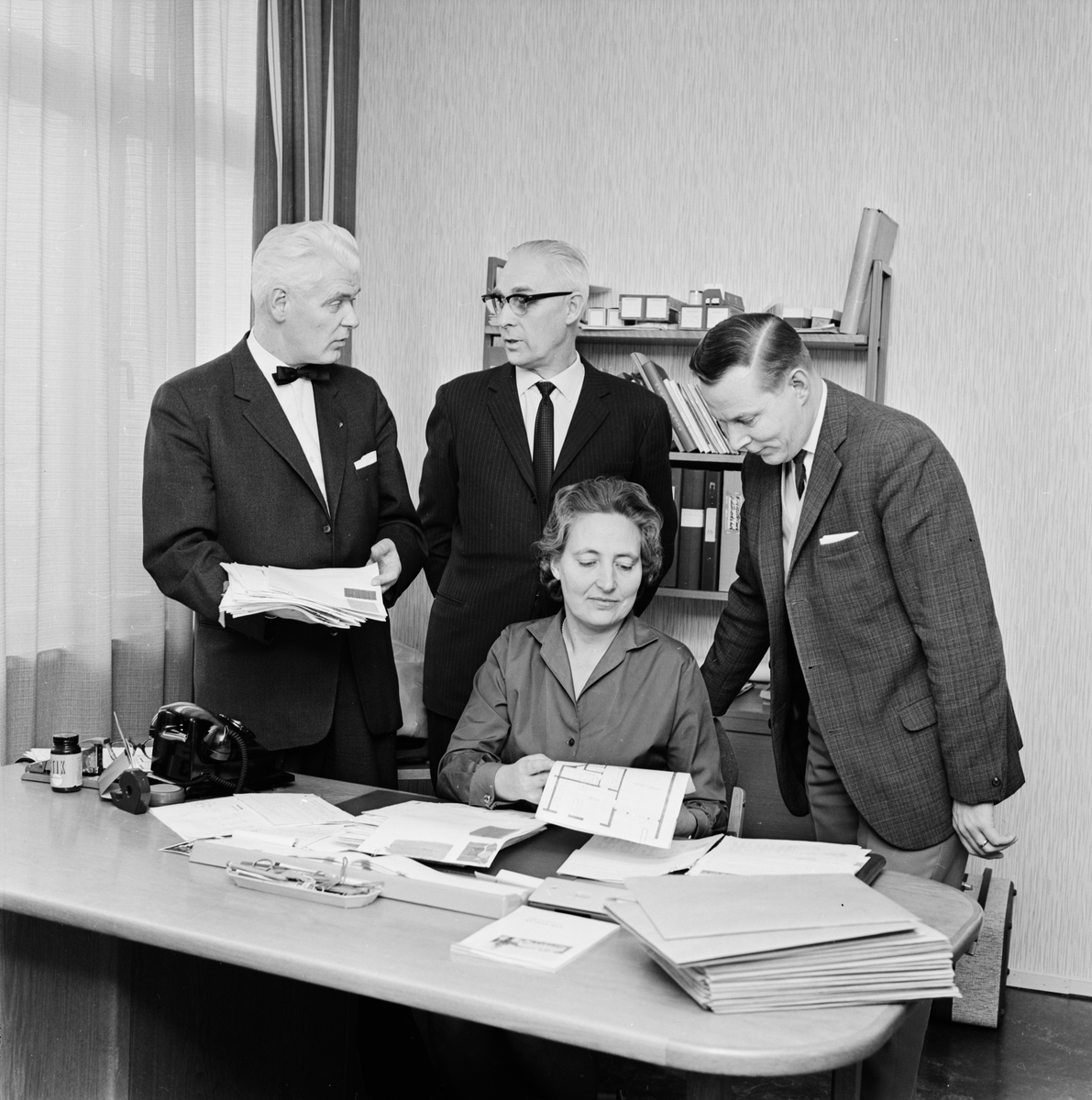 Uppsala-Bild, "300 Uppsalaelever möblerade önskelya" - jurymedlemmarna André Hammarberg, Sten Engberg, Britten Melchert och Hans Laginder, Uppsala mars 1965