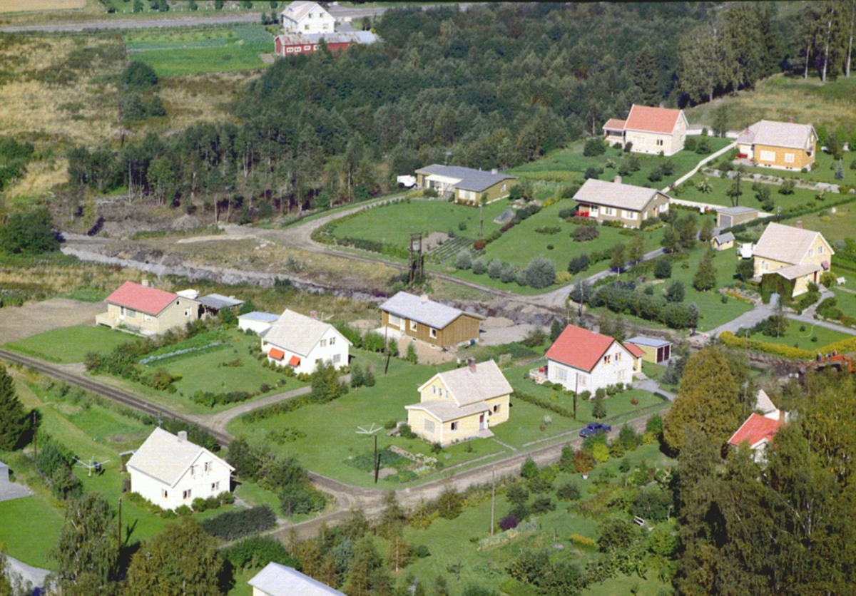 Widerøes Flyveselskap A/S, FLYFOTO MED BLA. RYENG, KRYSSET GRINDERENGSLETTA- VENSLIVEGEN, NERBRATTA, LØTEN