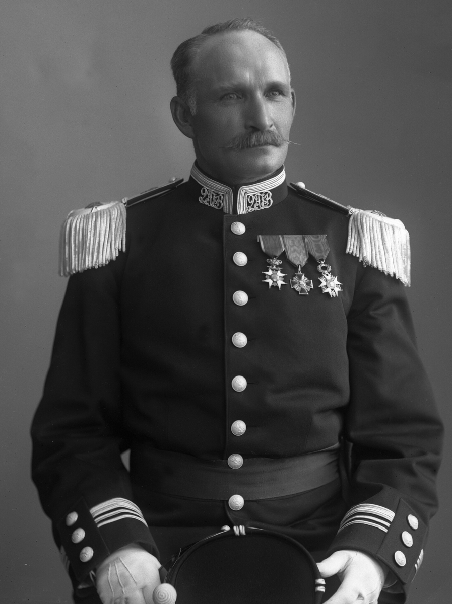 Gustav Borgen, Portrett, Johan Lauritz Bull i uniform som oberstløytnant ved infanteriet som reglementert fra 1894 til 1910.