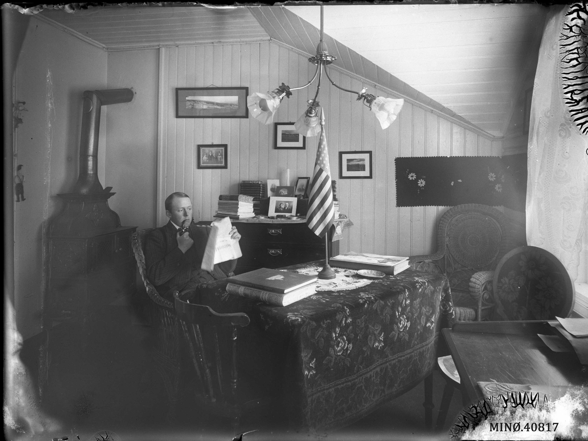 Oscar Holte, Portrett av mann, amerikansk flagg på bordet