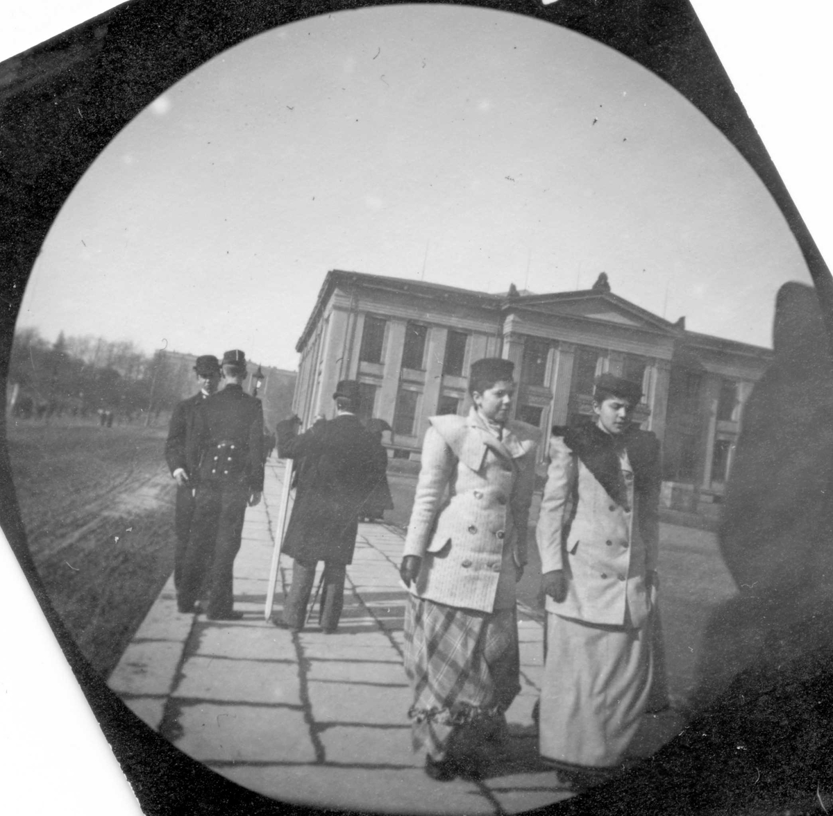 Fredrik Carl Mülertz Størmer, To damer og tre menn på Universitetsplassen, Oslo.