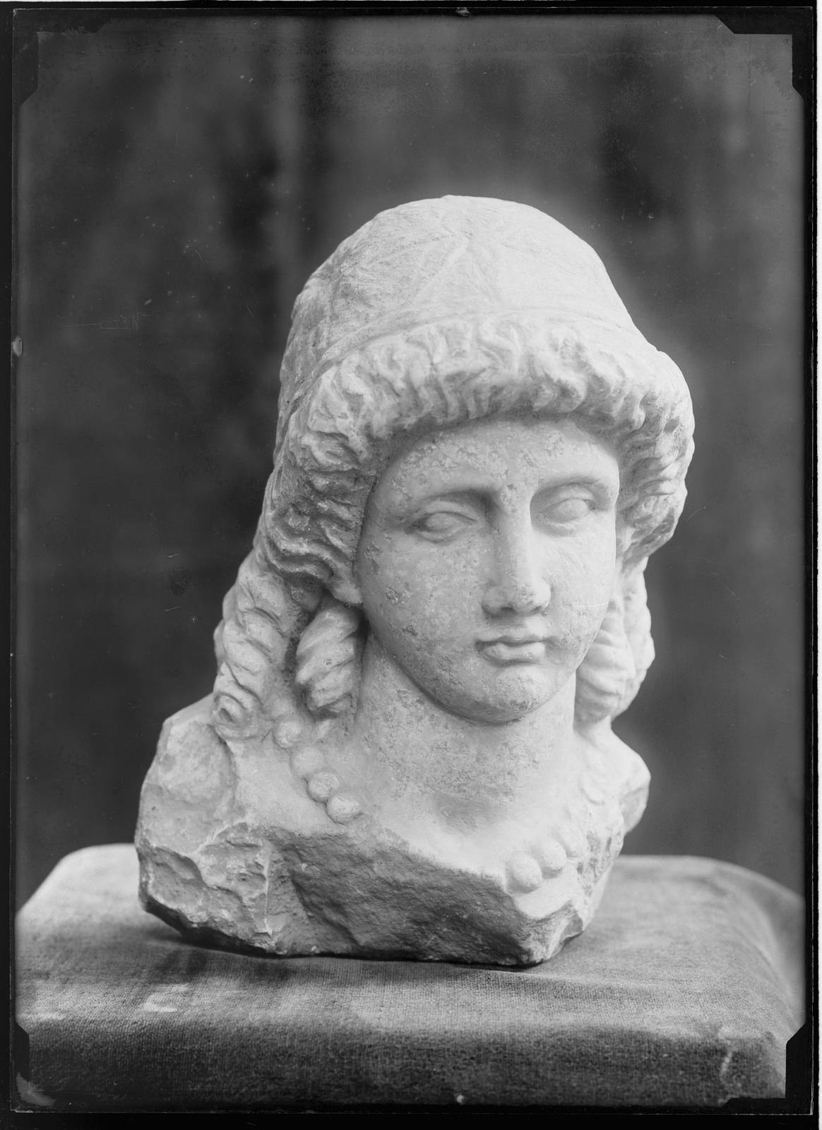 Desconegut, [Stone bust]