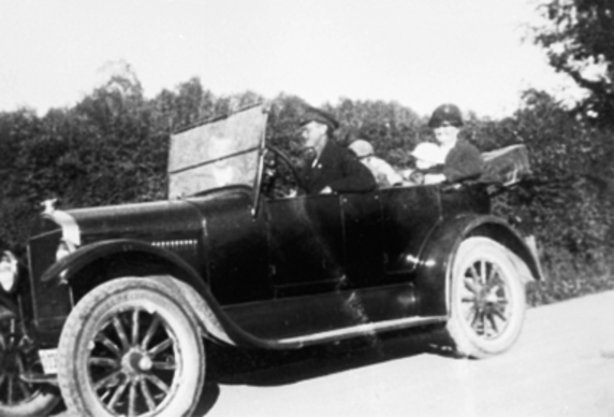 Anno Domkirkeodden, DROSJESJÅFØR: EUGEN HANSEN, DROSJEEIER, DROSJEBIL FORD T 1926-27 MODELL, PASSASJERER: FORAN: GUNNAR EVENSEN, BAK: KAREN HANSEN MED MAGNUS EVENSEN