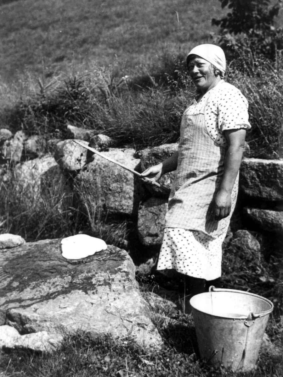 Anna Grostøl, Anne Tomine Eiken står ute med et spann. Eiken 1937.
