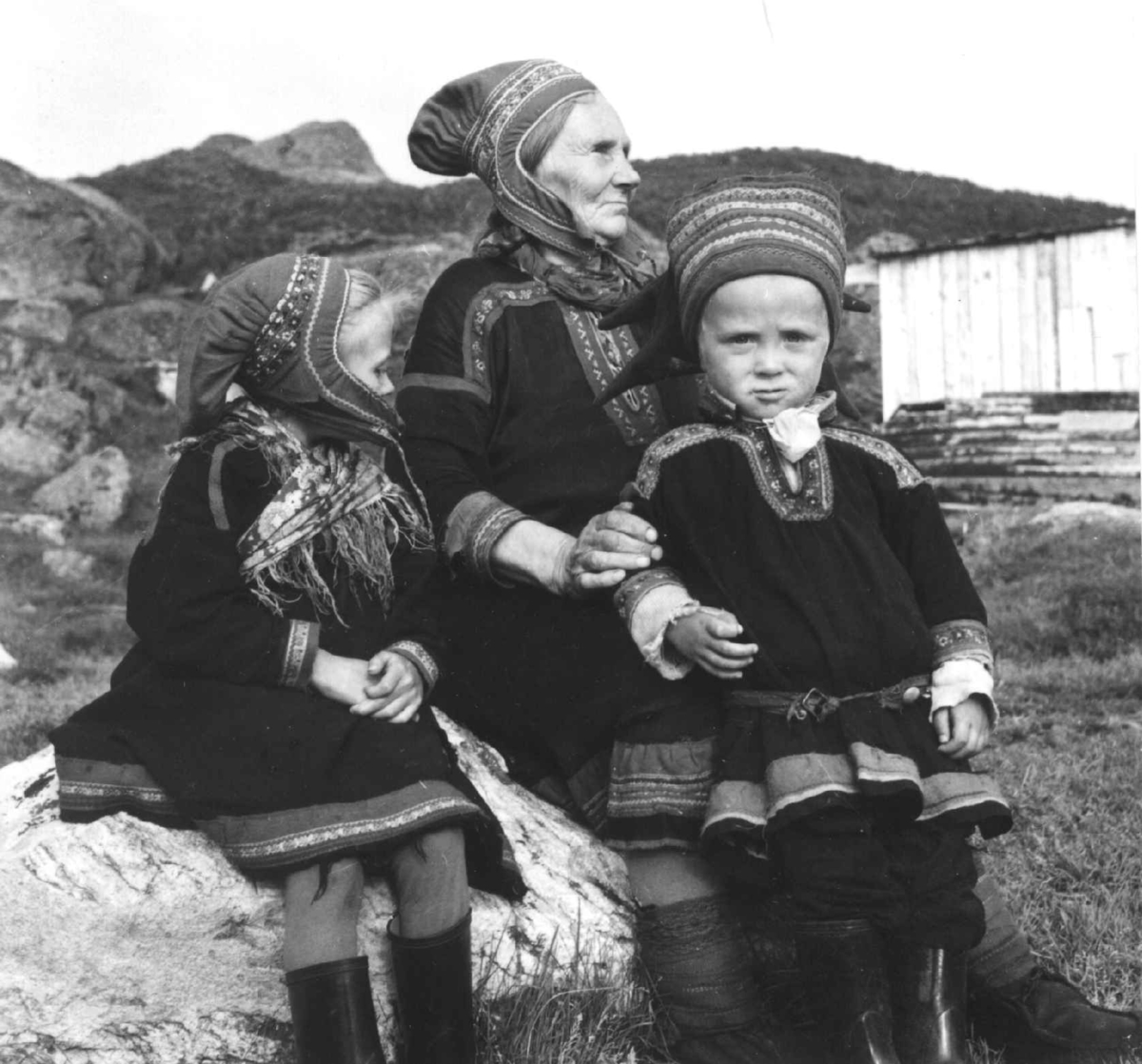 Virginia Raymond Davidson, Ellen Person Sara i kautokeino-drakt, fotografert sammen med to barnebarn. Seiland 1958.