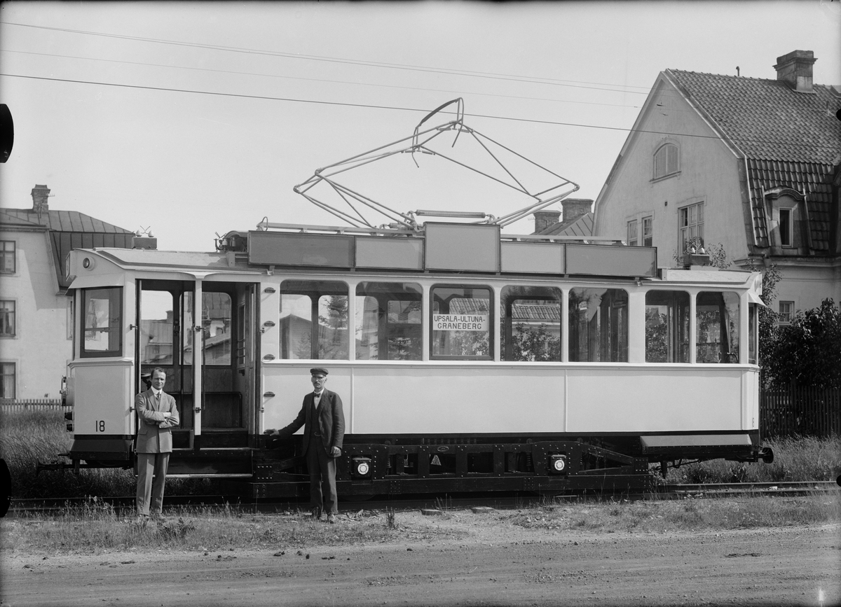 Paul Sandberg, Verkställande direktör Hilding K:son Ångström och verkmästare Efraim Ericson, Upsala Spårvägs AB, vid spårvagnstallarna på Dalgatan, Uppsala augusti 1928