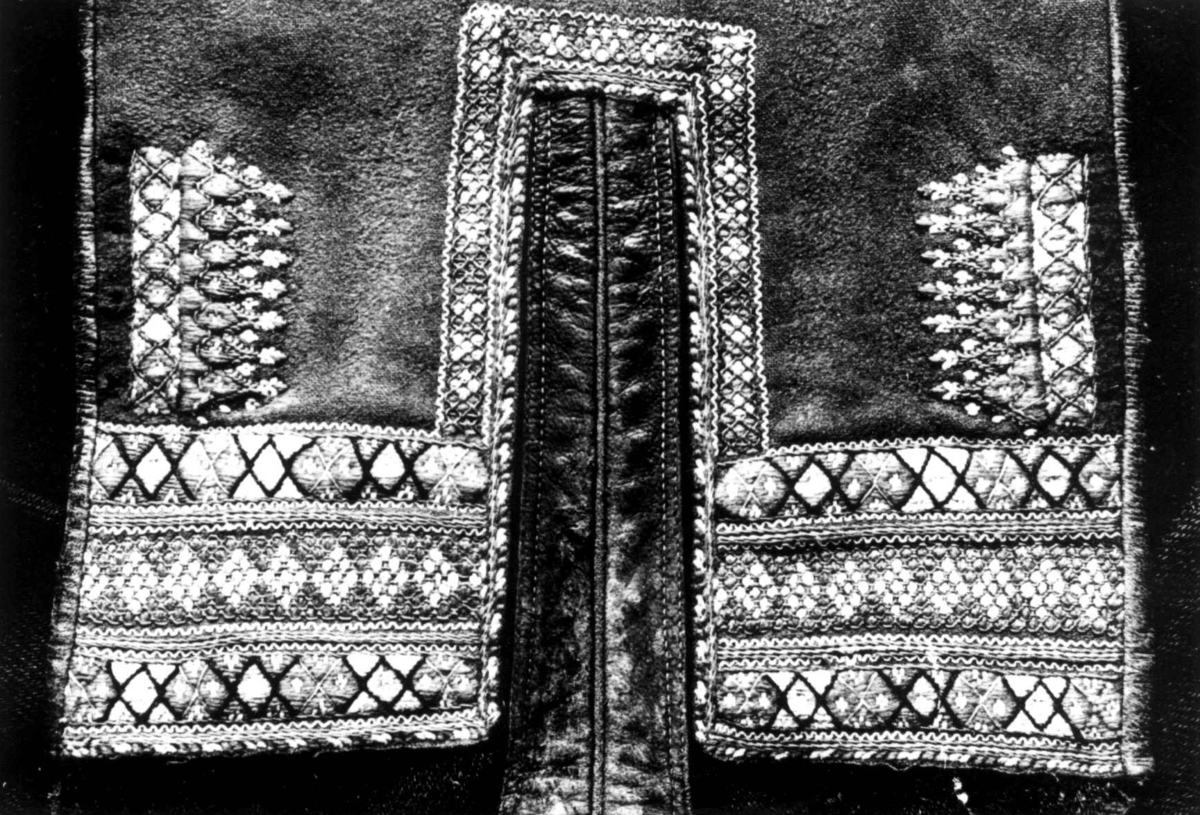 Anna Grostøl, Valle, Setesdal, Aust-Agder 1939. Detalj av broderi på mannsbukse.