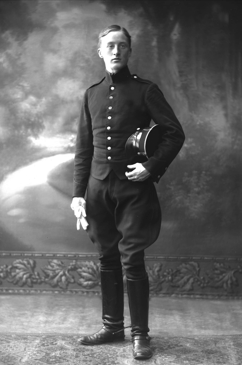Gustav Borgen, Portrett, mann i kadettuniform.