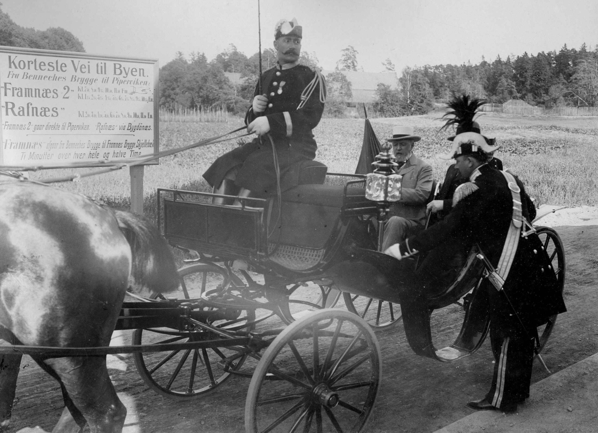 Narve Skarpmoen, Den kulturhistoriske utstilling på Norsk Folkemuseum i Oslo 1901. Kong Oskar 2. kjører fra åningen.