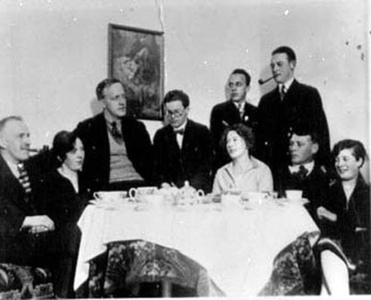 Anno Domkirkeodden, GRUPPE: 9 SKUESPILLERE, GRUPPE, SANDERUD SYKEHUS, FRA HØYRE: INGER BORGEN, BERNT NORDSTAD, EMILIE AAMOT, DR. HOLMSEN, FOSSMO, ANNY HAMMAR, WILLIX, BAK FRA HØYRE: KRISTIAN KRISTIANSEN, BORGEN, OTTESTAD