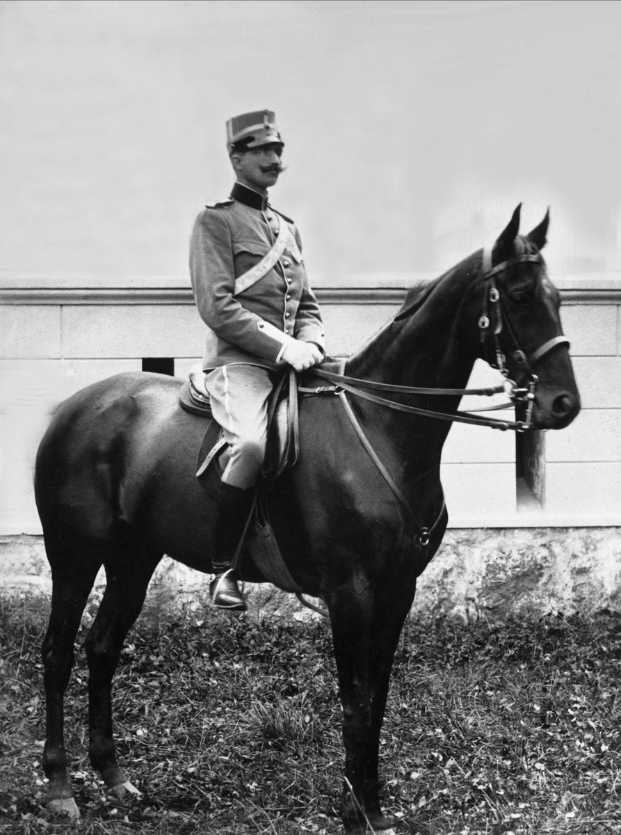 Gustav Borgen, Portrett, mann i uniform på hest med kupert hale.