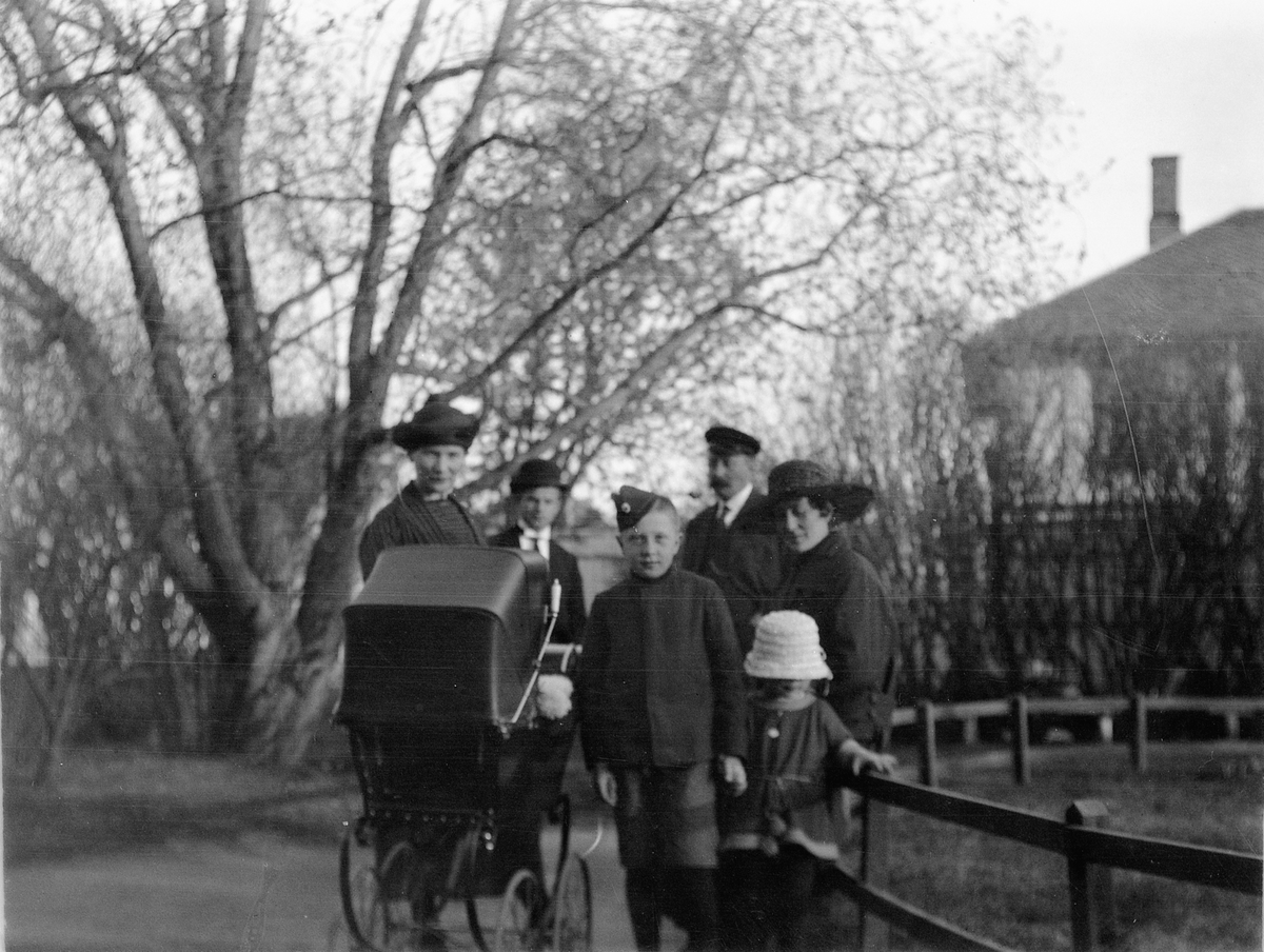 Ragnvald Andersen, Familiene Granberg og Andersen på tur i Strandgatehagen i Hamar.