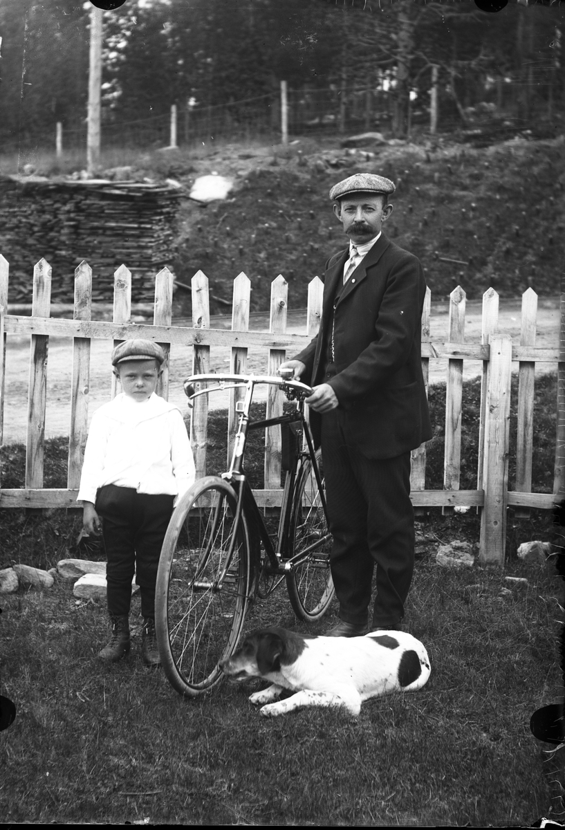 Oscar Holte, Mann og gutt, sykkel
